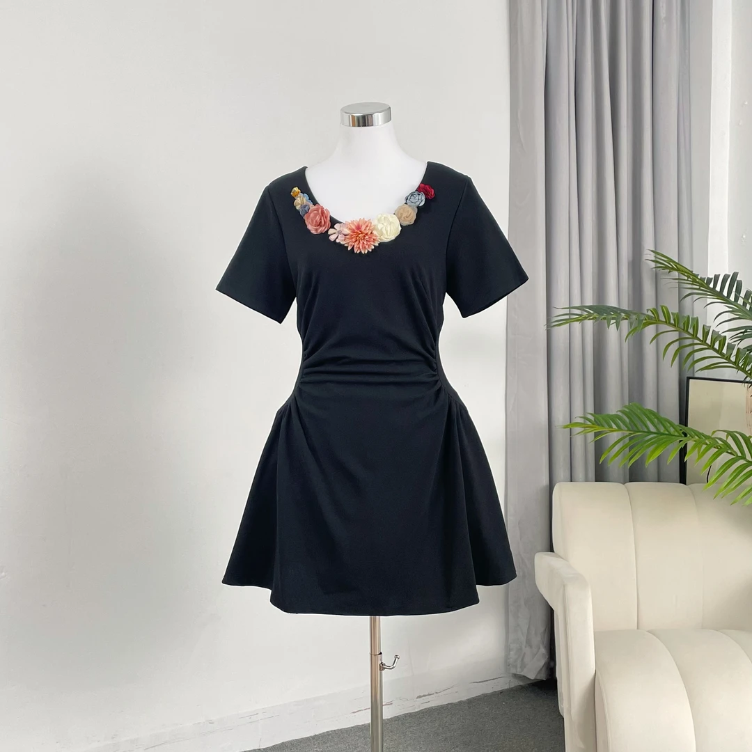 3466时尚复古潮流小黑裙立体别针花朵V领短袖A字连衣裙5636