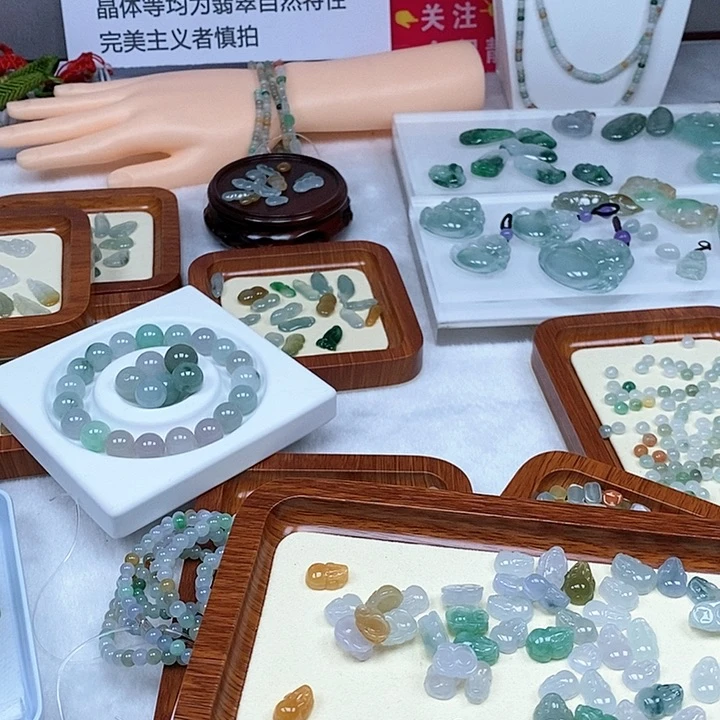 翡翠颈饰未镶嵌姜**宝