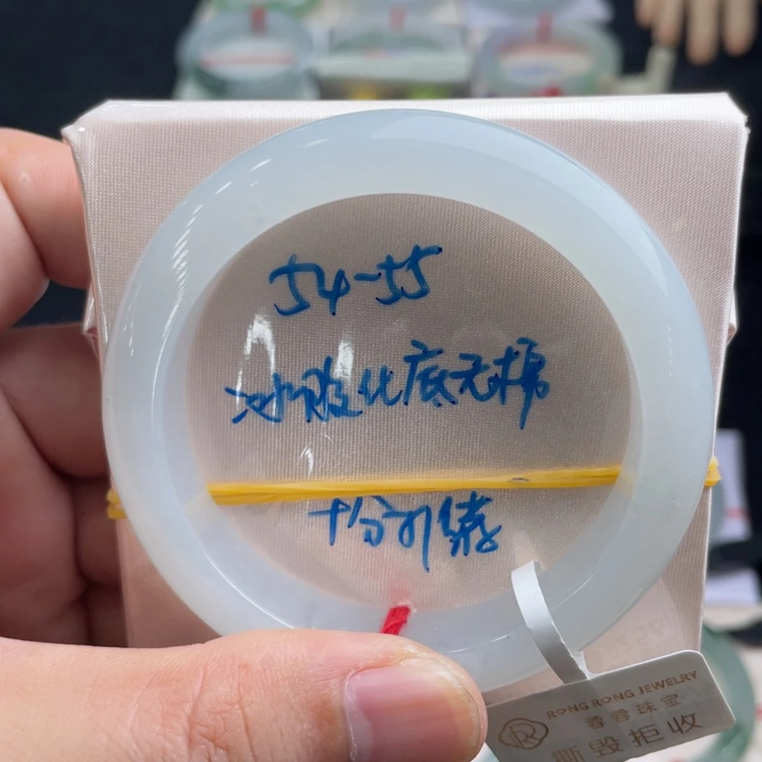 翡翠手镯未镶嵌翡翠手镯