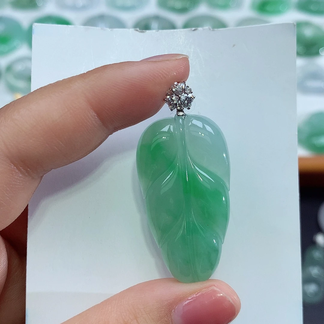 翡翠18K金镶嵌颈饰叶子