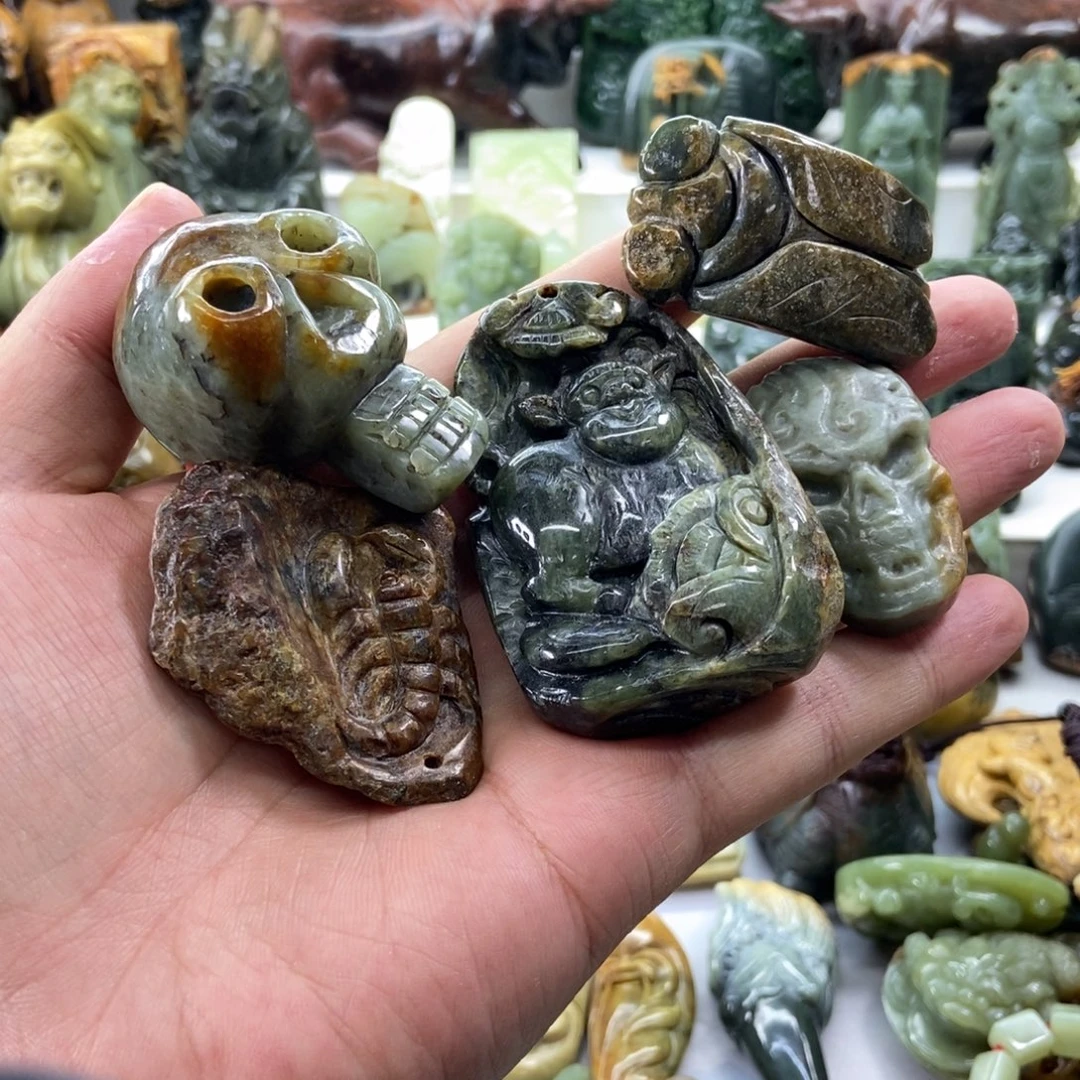未镶嵌岫岩河磨玉（透闪石质玉）把件