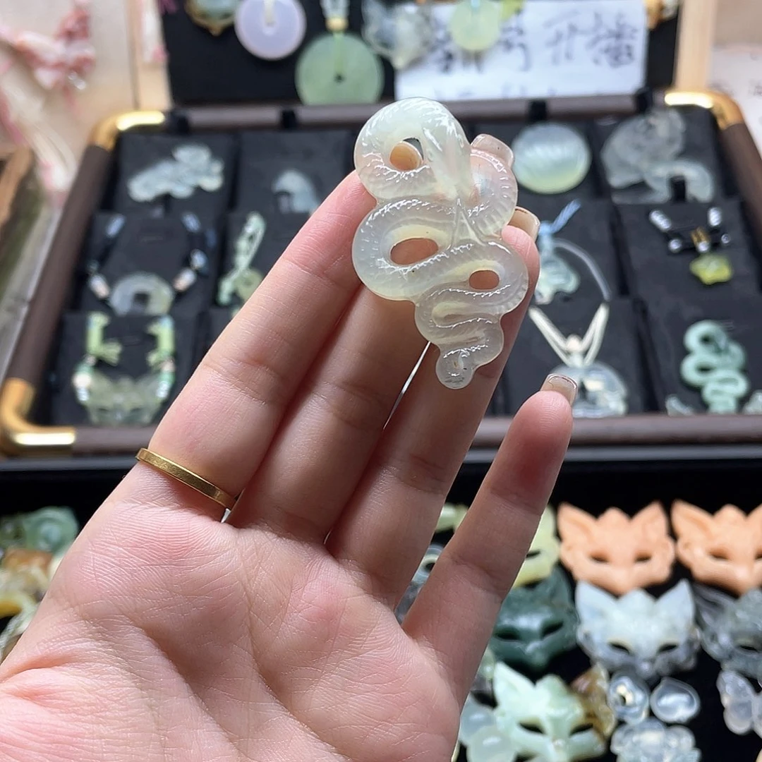 蛇纹石玉未镶嵌颈饰