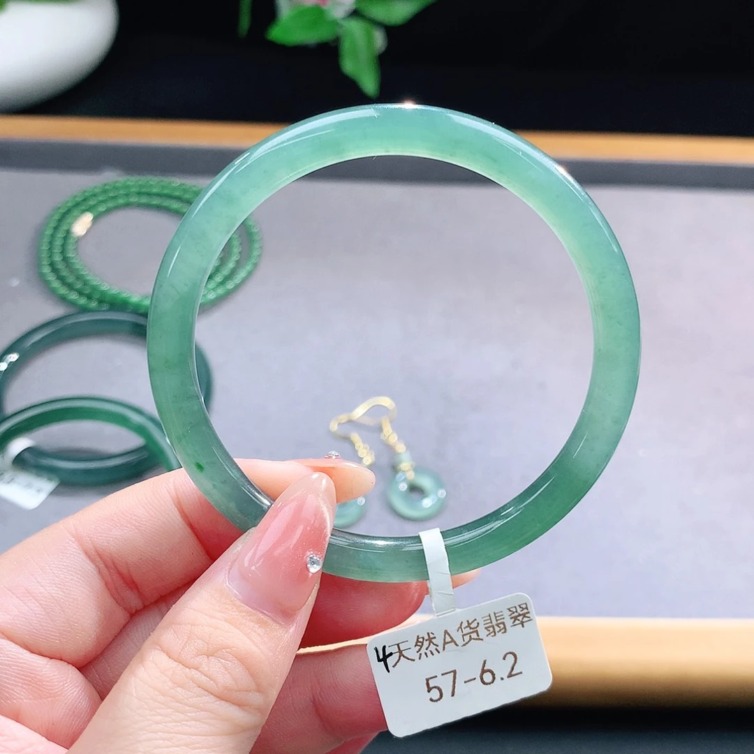 未镶嵌手镯（圆镯）翡翠