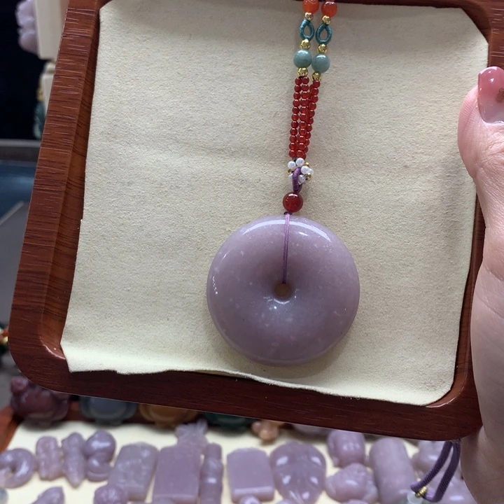 石英质玉颈饰足铂镶嵌圆**姐