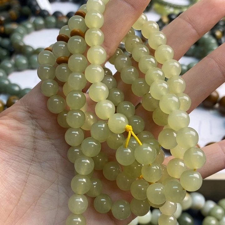 未镶嵌透闪石质玉珠宝奇石