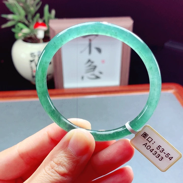 未镶嵌手镯翡翠圆镯