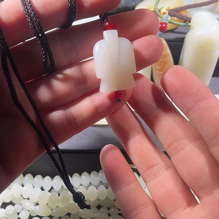 和田玉未镶嵌颈饰翁仲