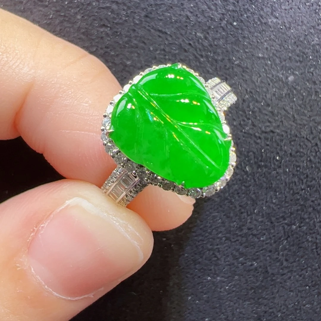 18K金镶嵌戒指翡翠戒指