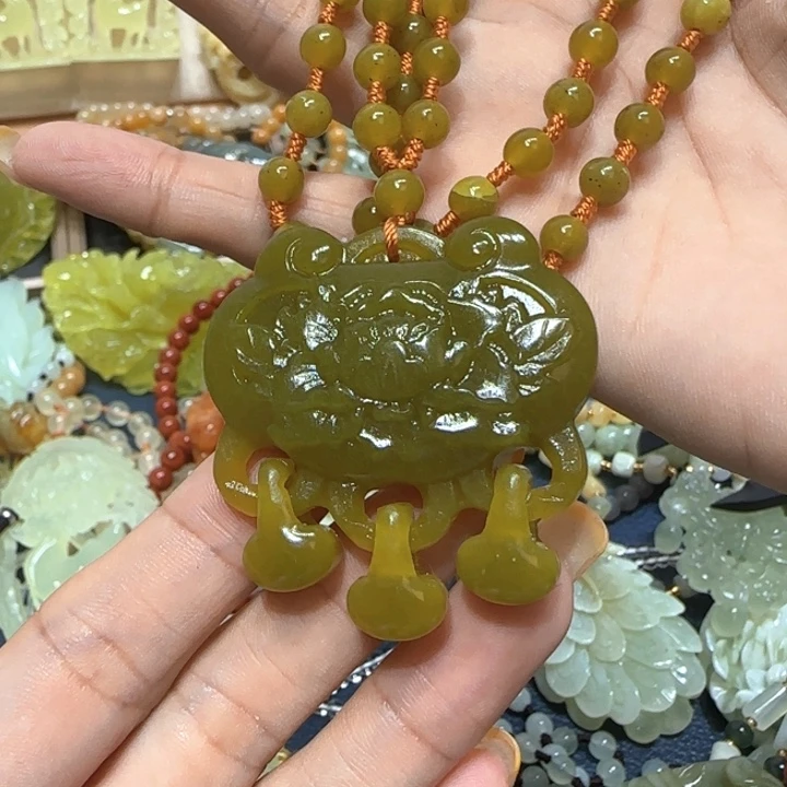 未镶嵌蛇纹石玉吊坠