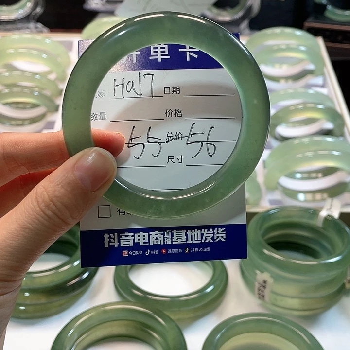 蛇纹石玉手镯未镶嵌可****袋