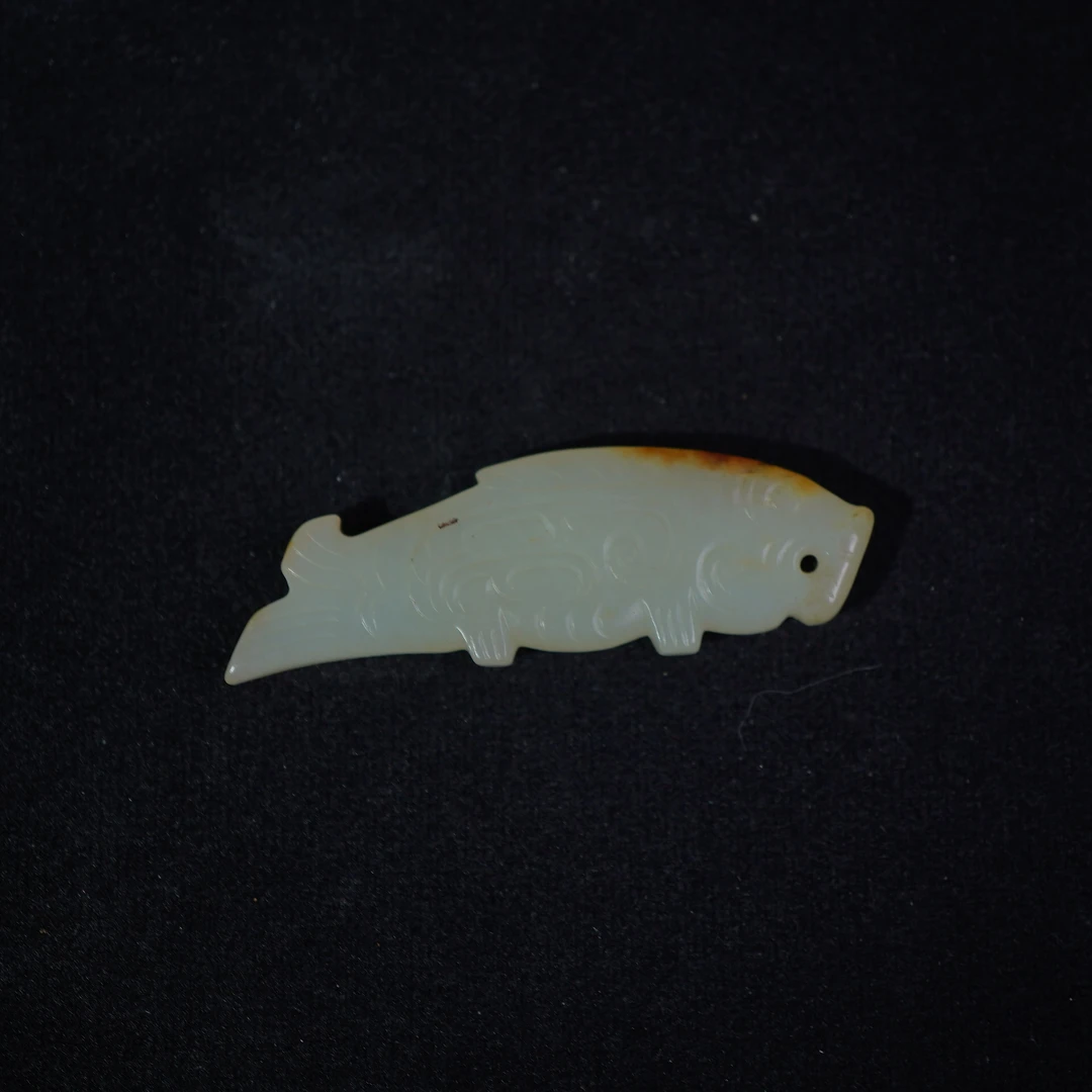 30C33  清  和田玉鱼型吊坠