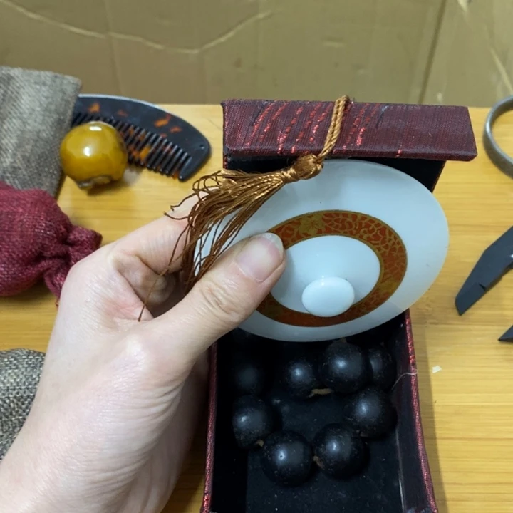 瓷片哈中工工艺品一件