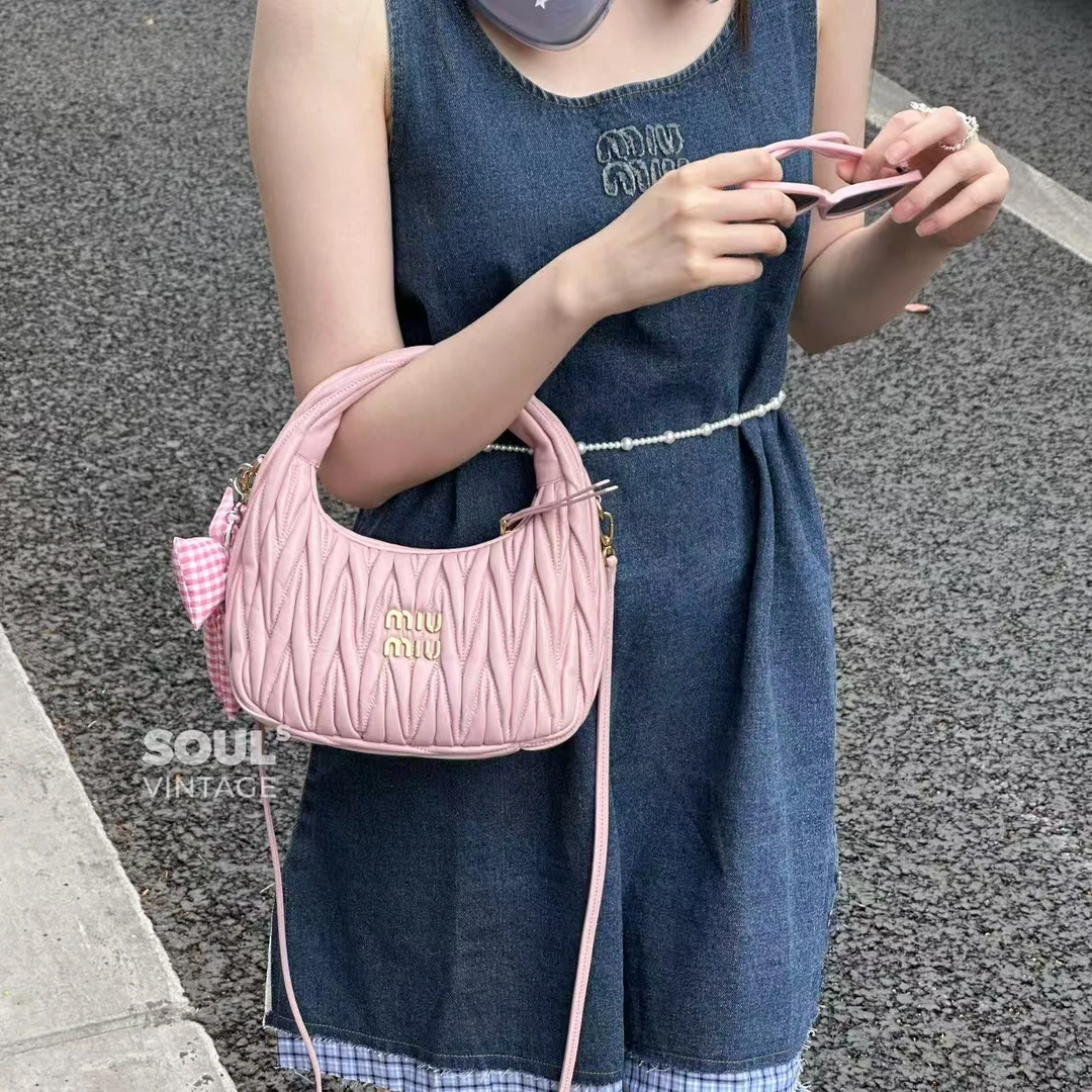 95新 MIU MIU/缪缪 粉色 褶皱羊皮 Wander hobo 腋下包/616218843