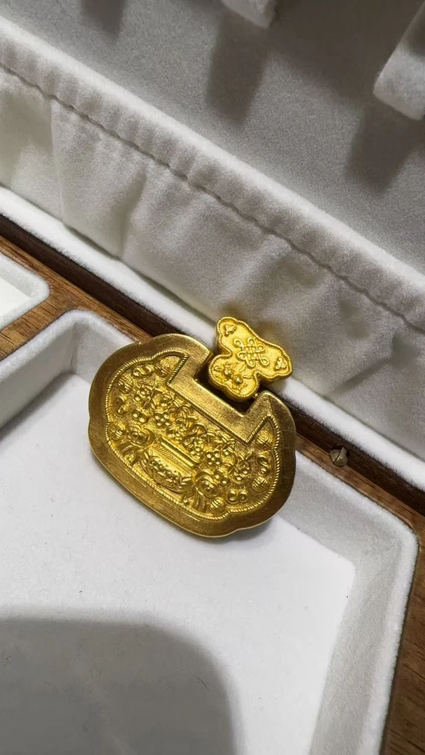 足金大方经典锁包