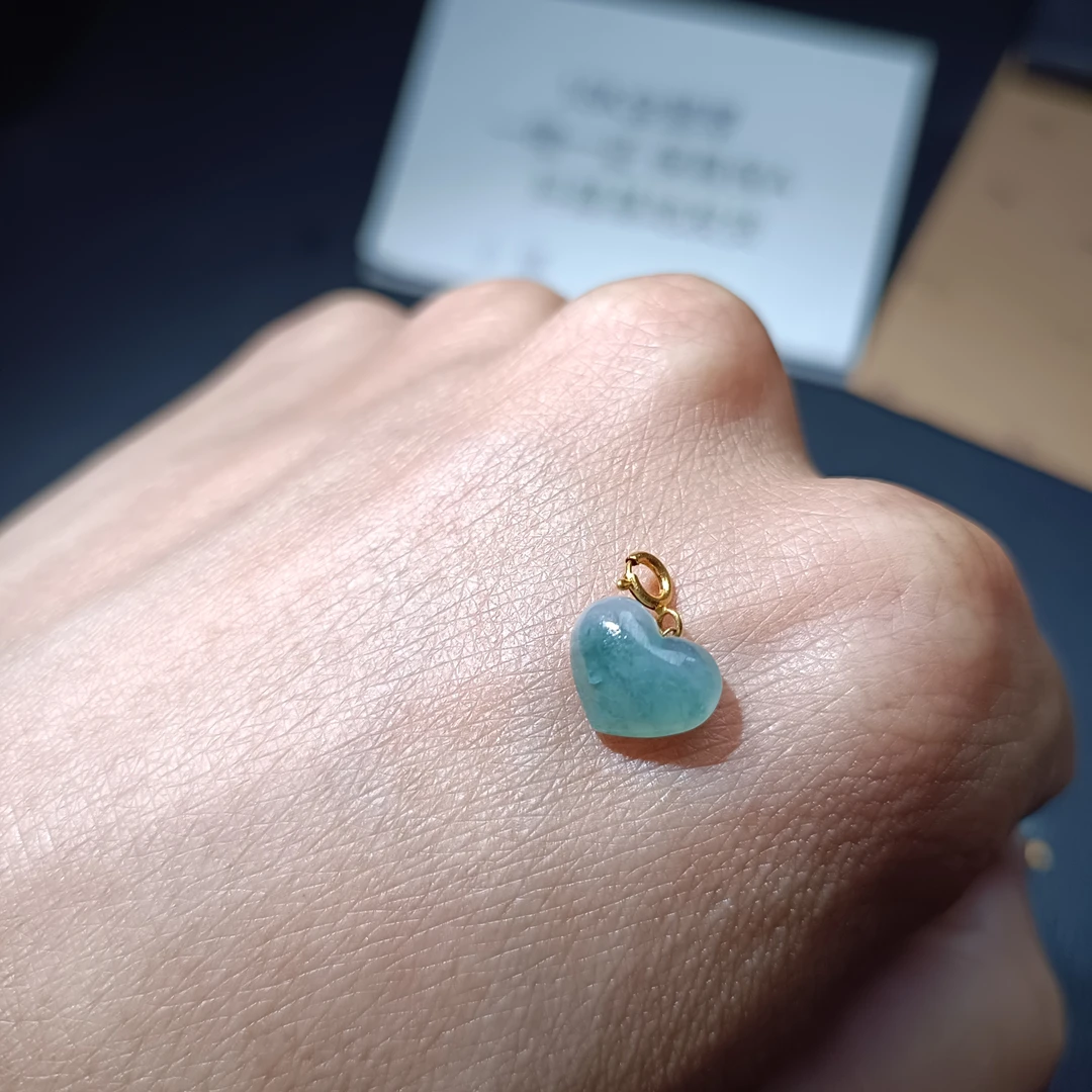 18K金镶嵌天然A货蓝水翡翠爱心女士吊坠宝珠甄选阁