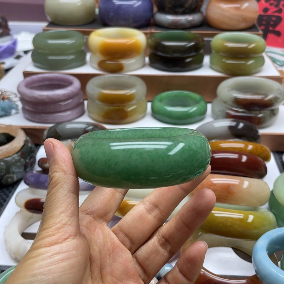 雨***道石英岩玉未镶嵌手镯