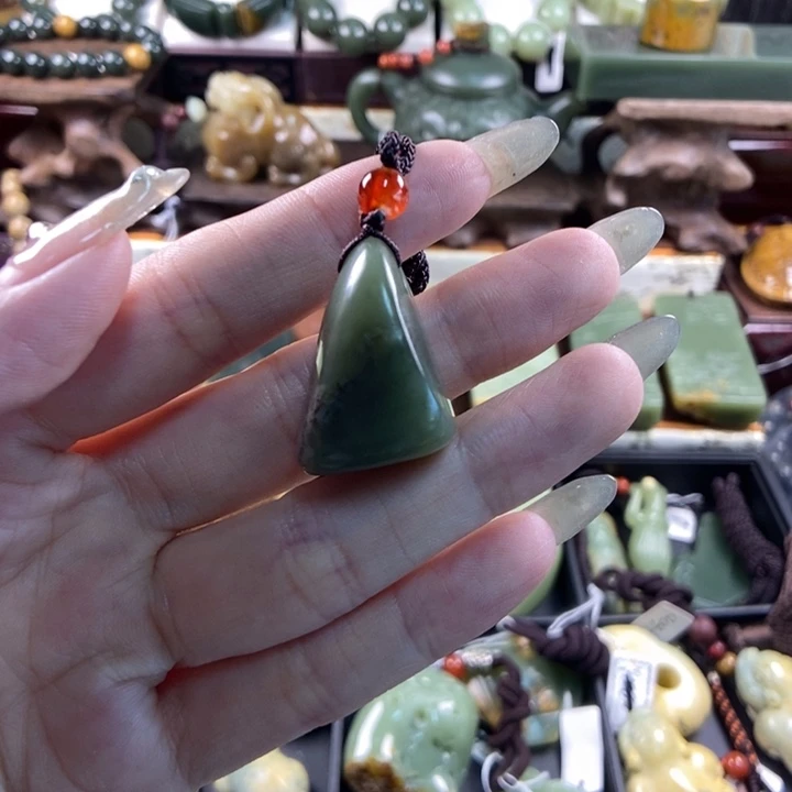 颈饰未镶嵌透闪石质玉