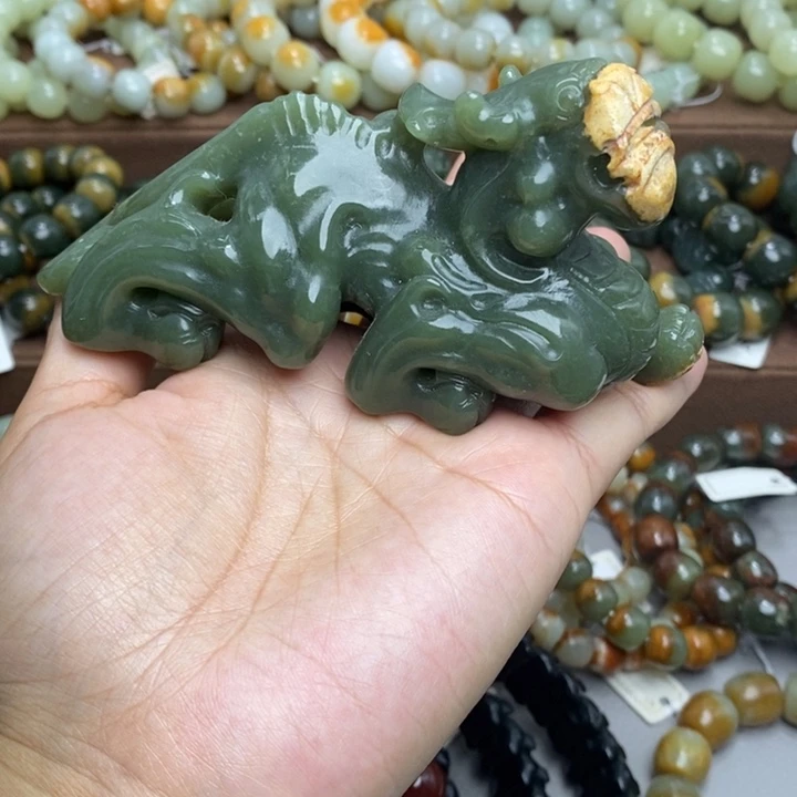 佳***滢透闪石质玉未镶嵌摆件