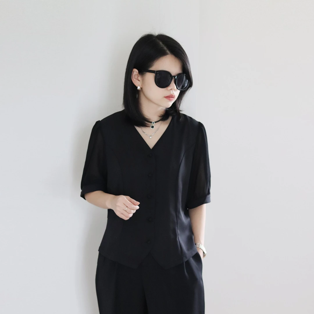 2025夏季新款V领衬衫女显瘦气质时尚休闲百搭女黑色宽松短袖上衣