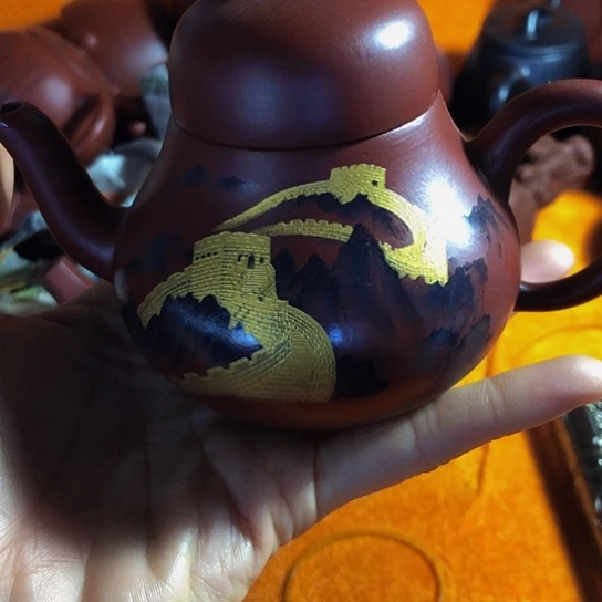 紫砂茶壶原矿泥料手工制作的紫砂壶。
