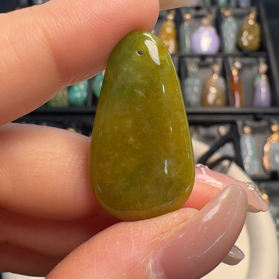 翡翠未镶嵌颈饰水滴