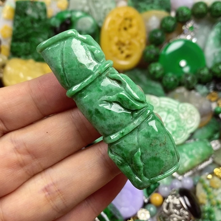 翡翠未镶嵌吊坠(赠链)