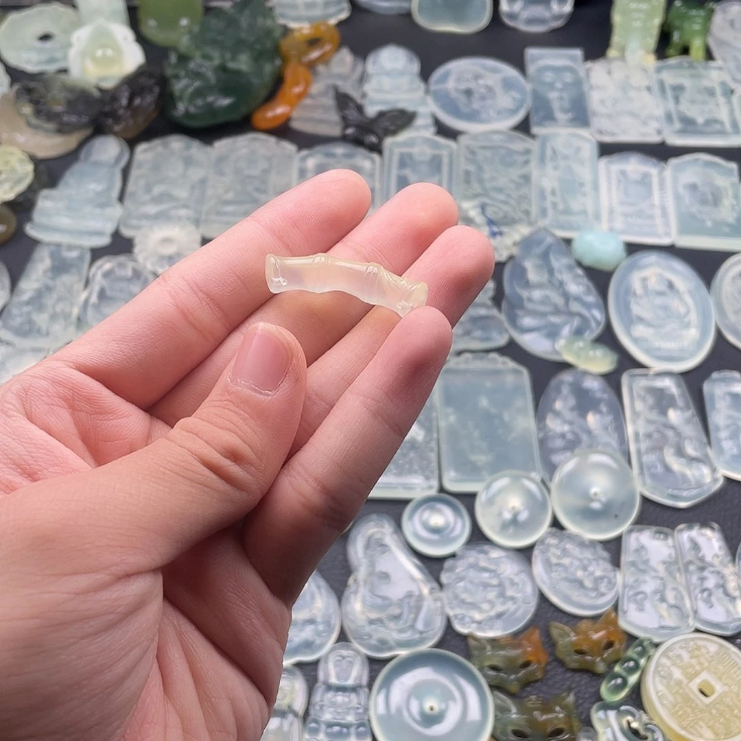 蛇纹石玉颈饰未镶嵌