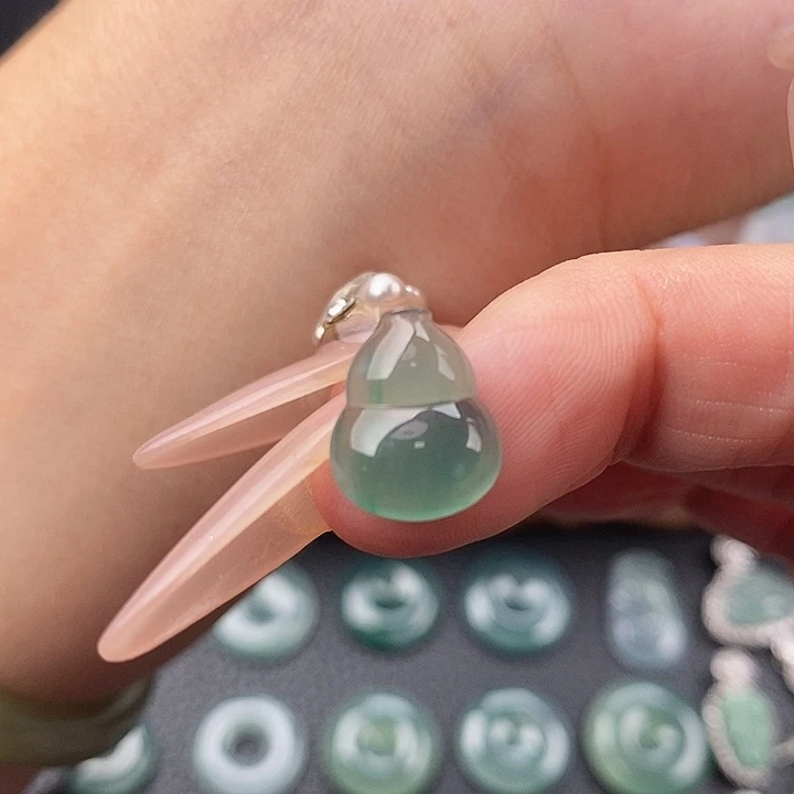 翡翠未镶嵌颈饰葫芦