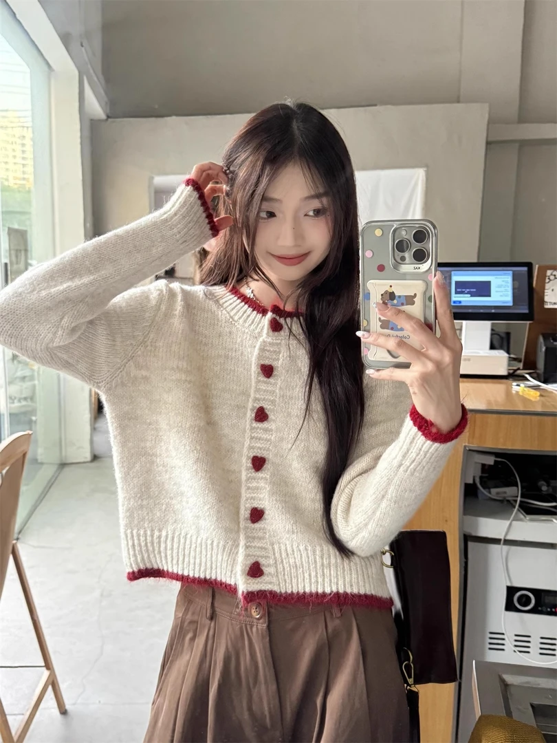 毛衣外套女2025早春穿搭新款爱心纽扣针织开衫短款长袖miu系上衣