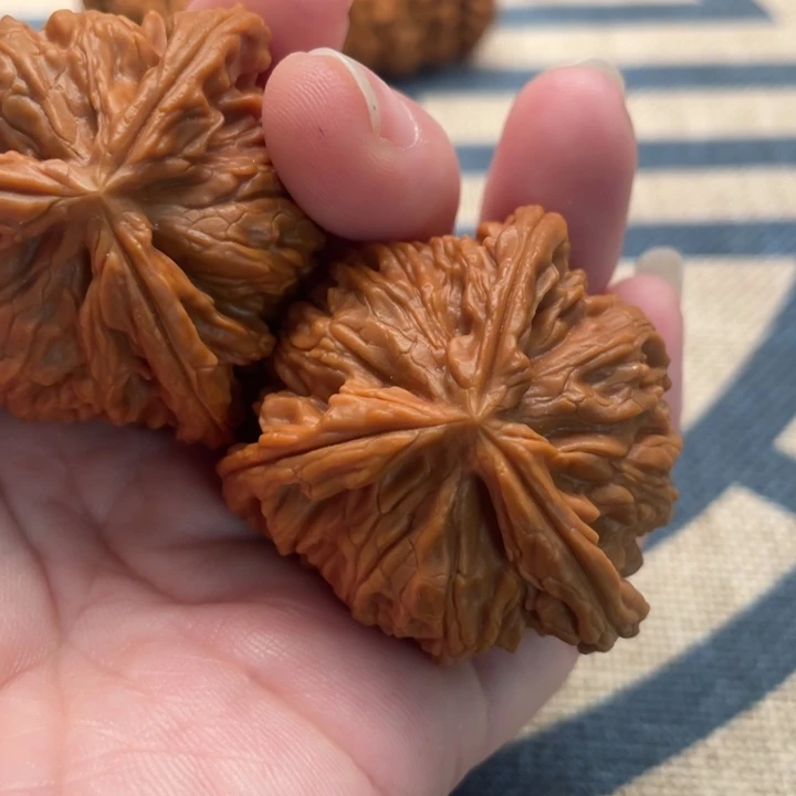 老***黎核桃白狮子40核桃