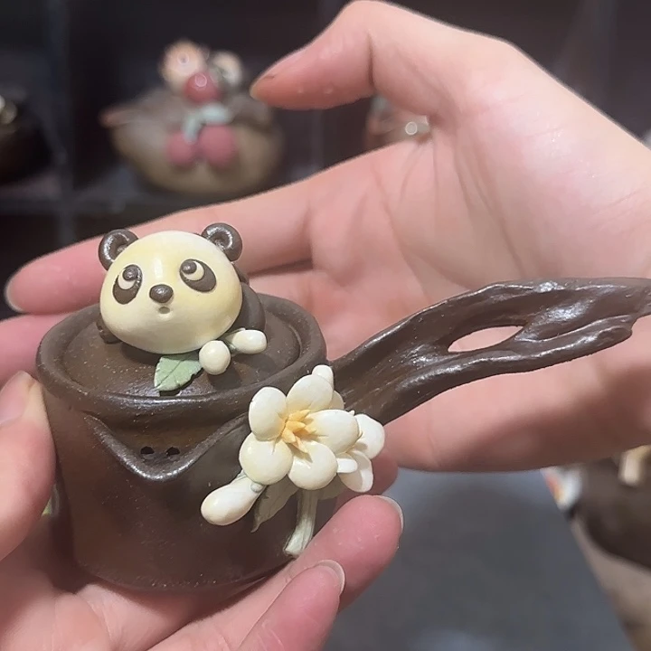 瓷片小熊猫侧把宝瓶壶
