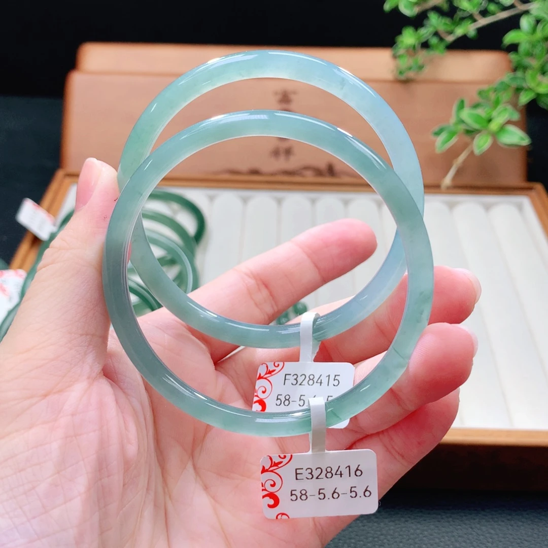 未镶嵌手镯（圆镯）翡翠