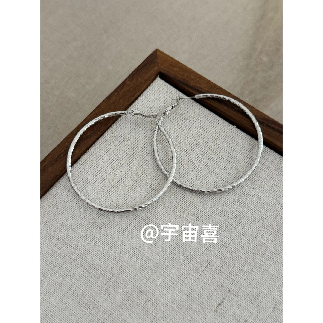 铜合金耳饰 I1-714【錾刻纽结银色大圈耳钉耳圈】4.5cm