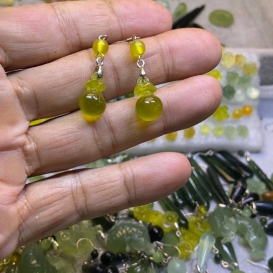 蛇纹石玉未镶嵌耳钉