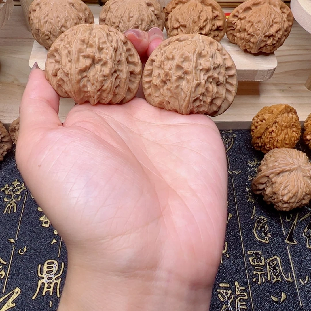 桃核吊坠白狮子45手把件