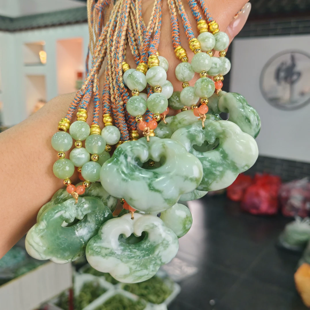 天然岫玉精美老油翠祥云锁（半珠链）