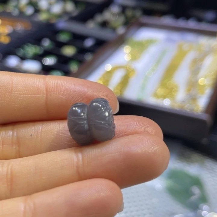 廿***廿和田玉未镶嵌颈饰