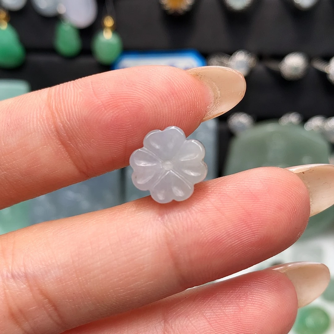 翡翠未镶嵌颈饰四叶草