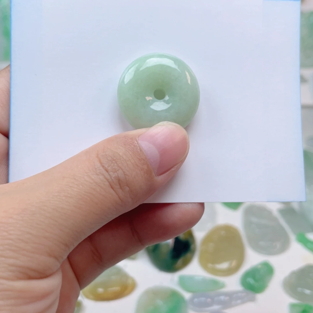 翡翠颈饰未镶嵌平安扣