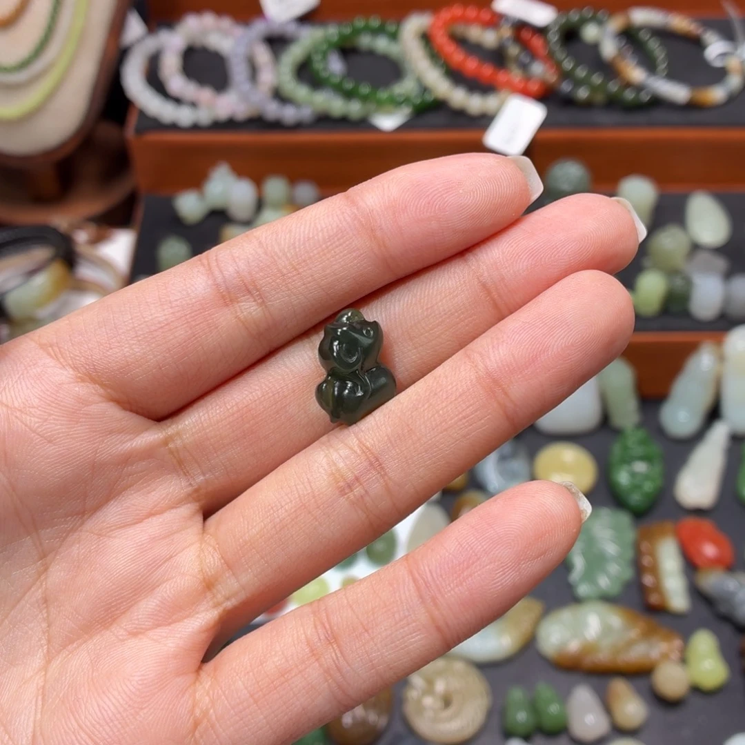 M***君和田玉未镶嵌颈饰