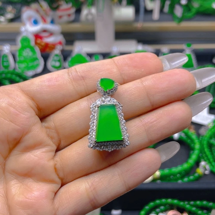 翡翠未镶嵌颈饰一刀切无事牌