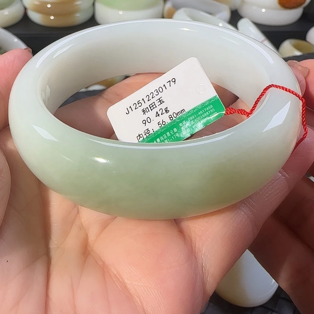 天***，和田玉未镶嵌手镯