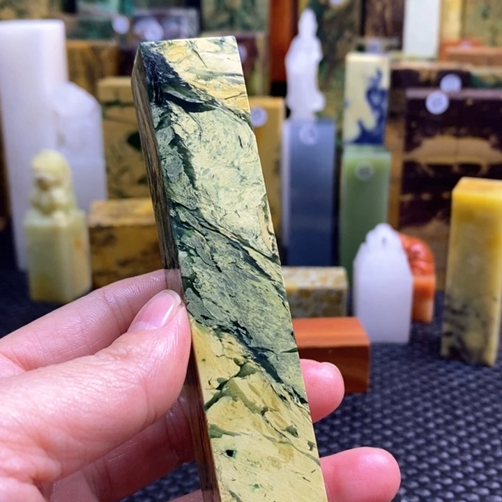 云南石东**守青田石印章石