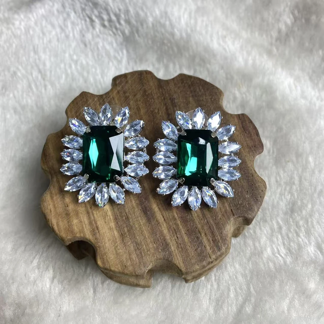 Y典藏品 绿时尚耳钉美观大气美轮美奂尽显魅力