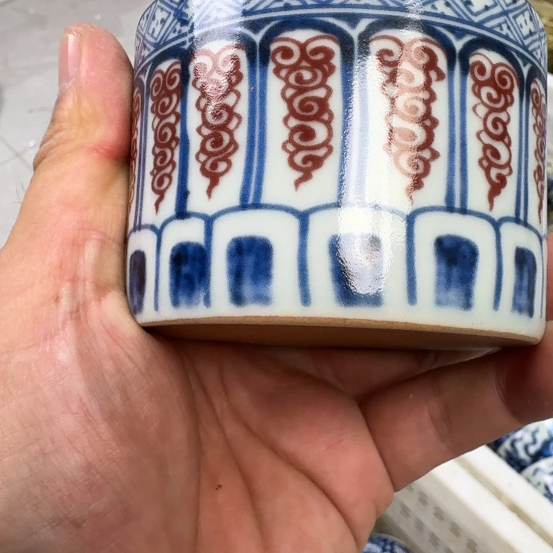 杯釉里红宝箱卷草纹大直口杯