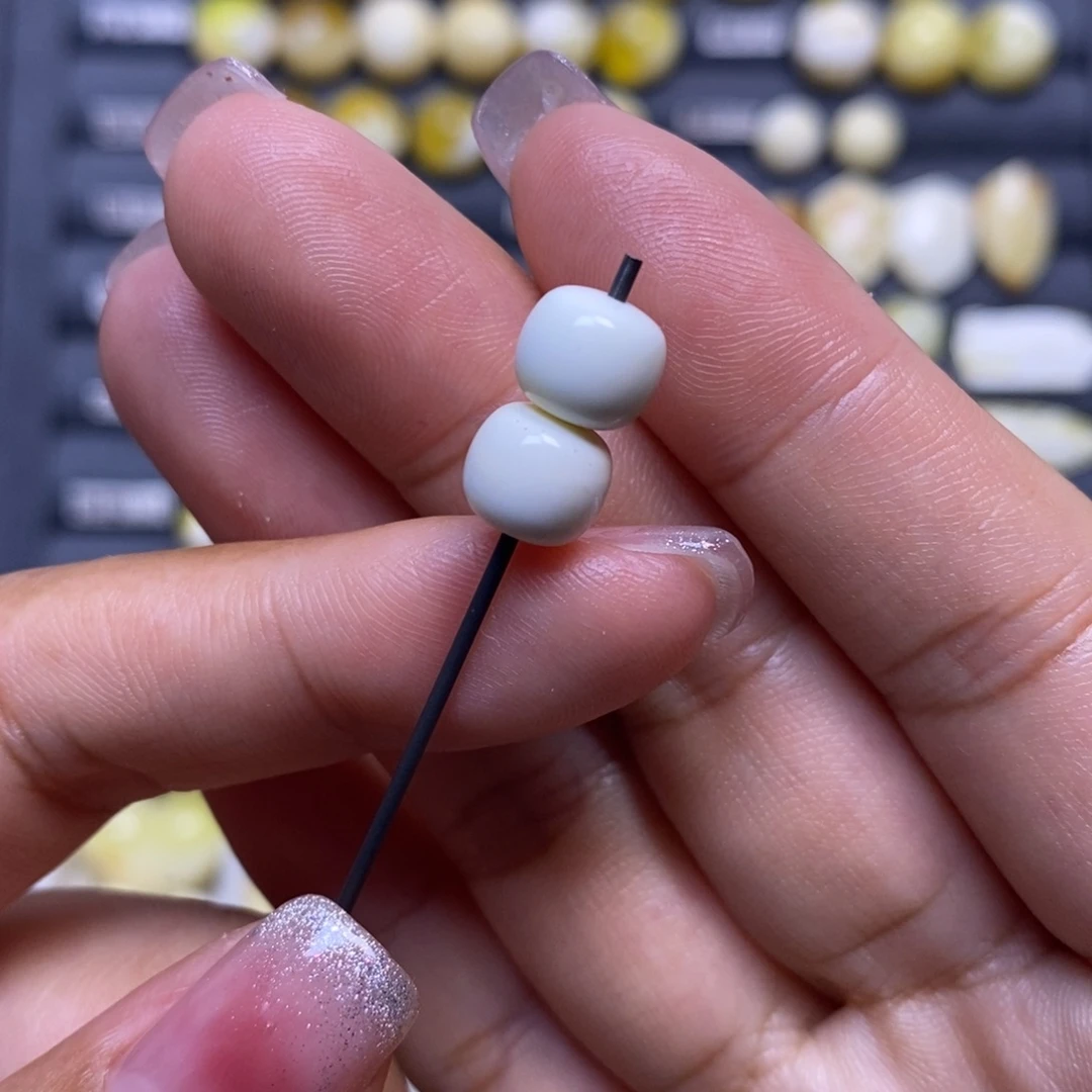 蜜蜡未镶嵌珠宝奇石瓷白妖花老型8.2^7.2mm（微瑕有花粉）