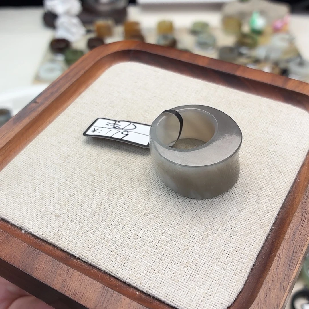 未镶嵌戒圈和田玉F57烟灰盾牌17.8不退换