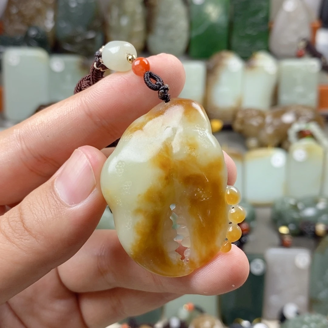 颈饰未镶嵌和田玉（糖玉）
