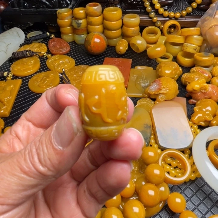 未镶嵌石英质玉（黄龙玉）颈饰