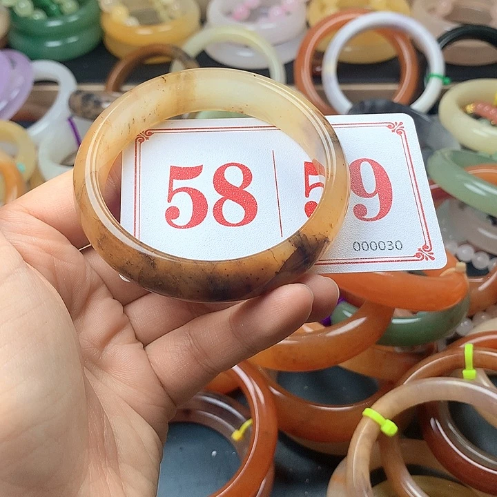 未镶嵌石英质玉（黄龙玉）手镯